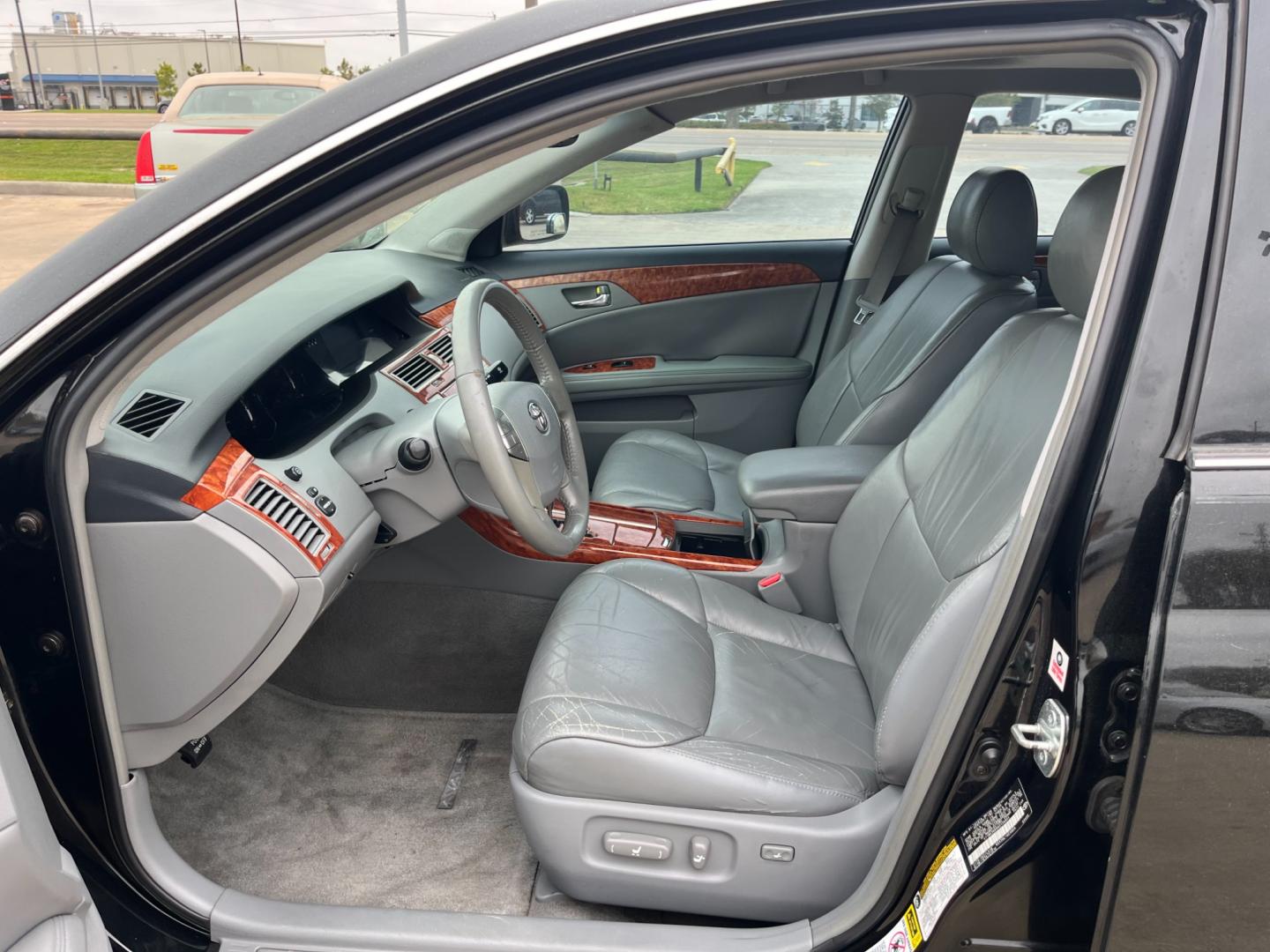 2006 Black /TAN Toyota Avalon Limited (4T1BK36B66U) with an 3.5L V6 DOHC 24V engine, 5-Speed Automatic Overdrive transmission, located at 14700 Tomball Parkway 249, Houston, TX, 77086, (281) 444-2200, 29.928619, -95.504074 - Photo#8